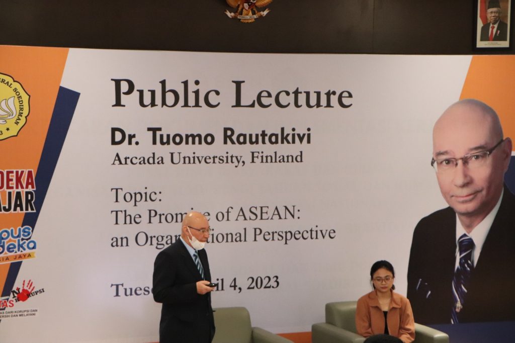 Mahasiswa Magister Ilmu Politik Mengikuti Kuliah Umum Dr. Tuomo Rautakivi